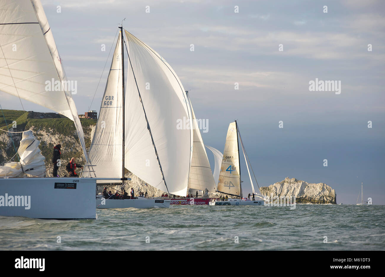 Die Flotte nähert sich den Nadeln während des Round the Island Race 2013. Stockfoto