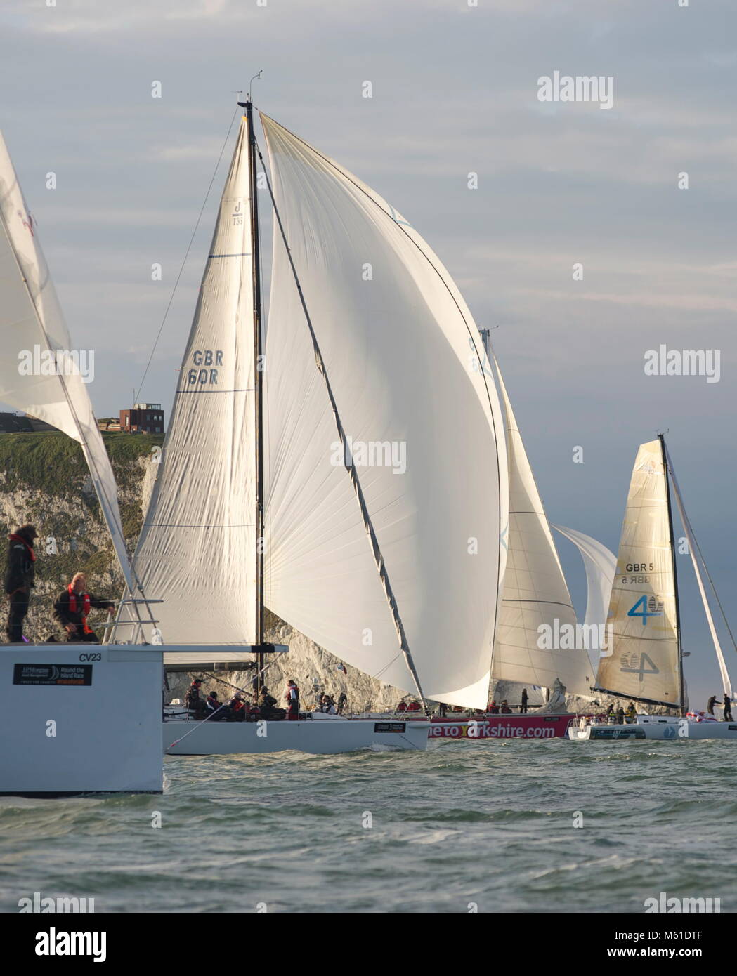Die Teilnehmer nähern sich den Nadeln während des Round the Island Race 2013 Stockfoto