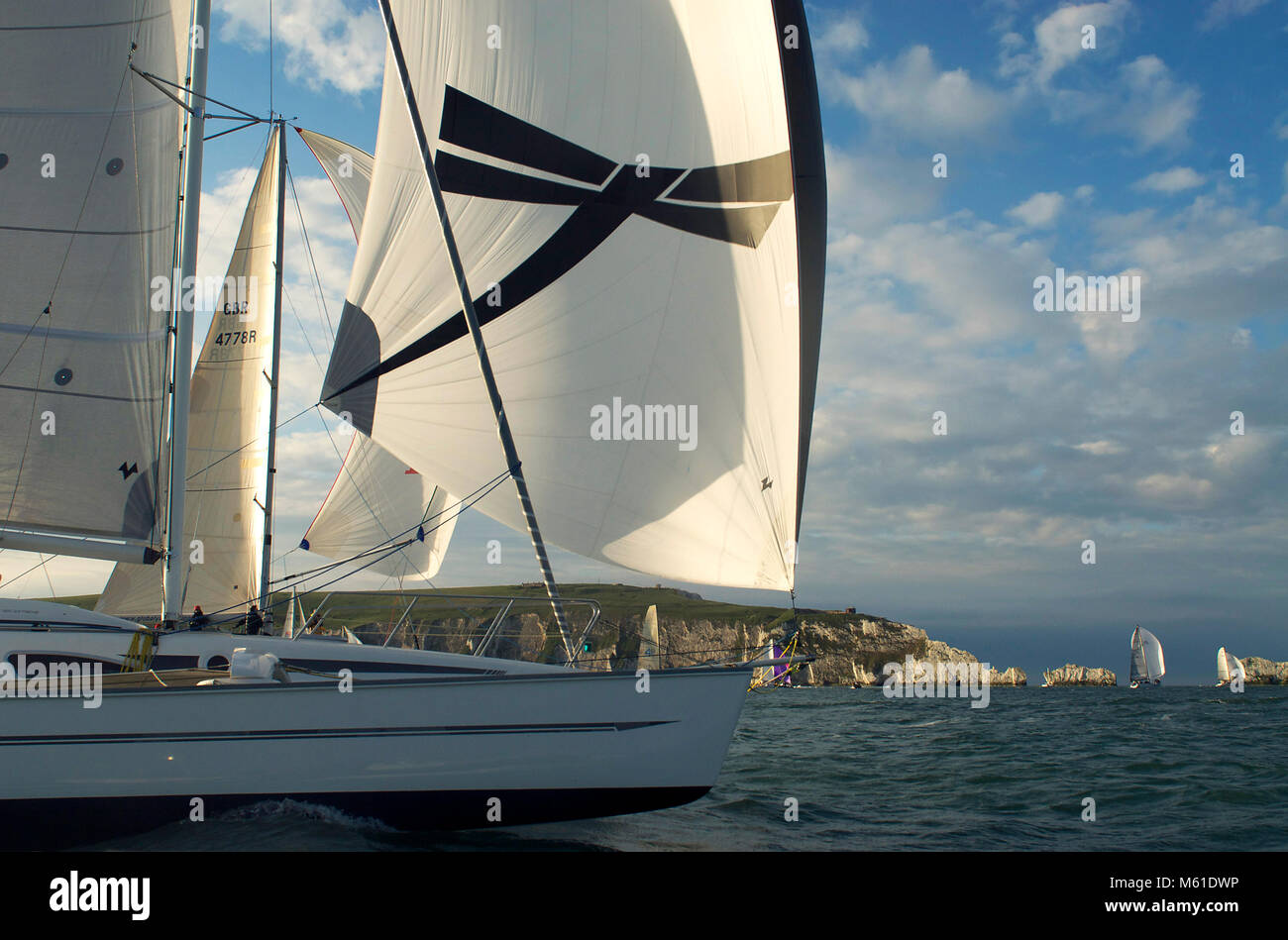 Die Teilnehmer nähern sich den Nadeln während des Round the Island Race 2013 Stockfoto