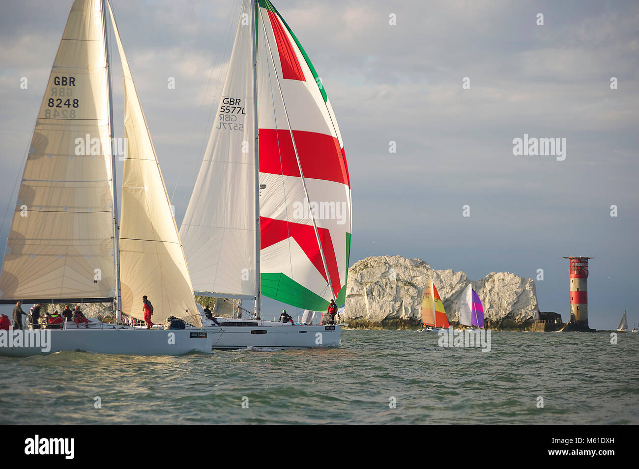 Die Corby 45 Yacht Incisor & die Oceanis 58 Yacht Bon Venti umrundete die Needles während des Round the Island Race 2013. Stockfoto