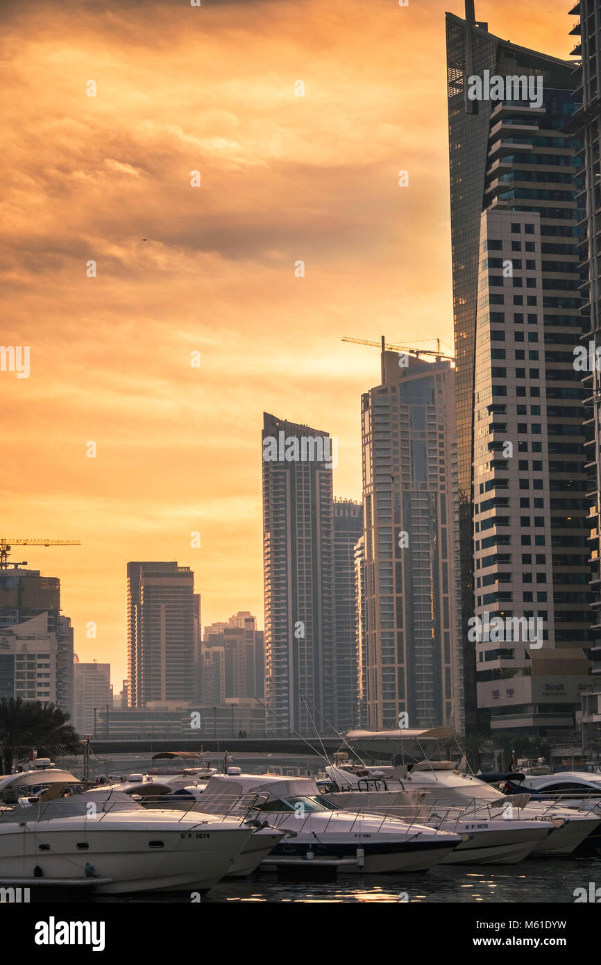 Skyline Von Dubai Bei Sonnenuntergang Der Yachthafen Von Dubai Vereinigte Arabische Emirate Stockfotografie Alamy