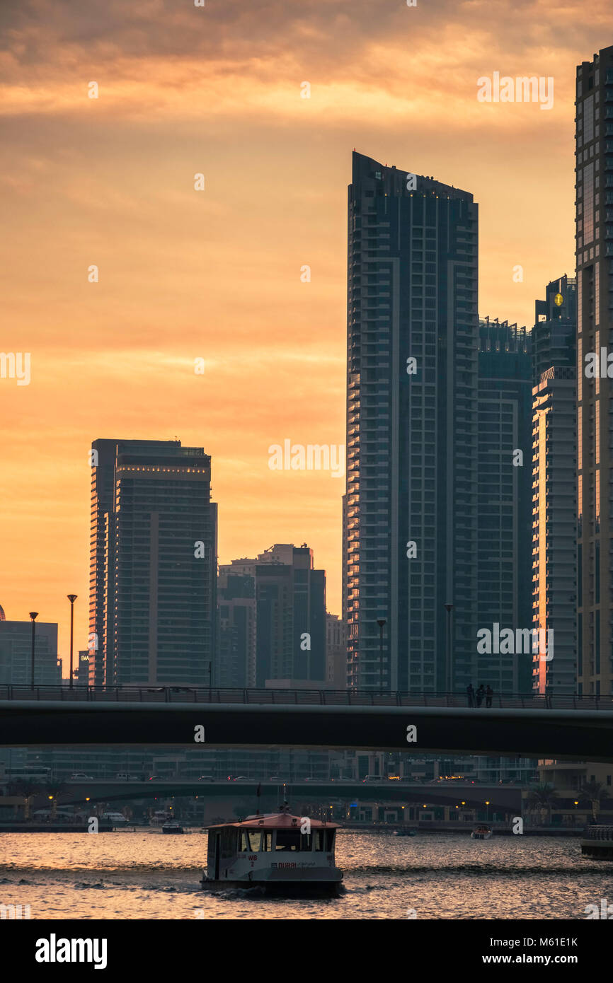 Skyline von Dubai bei Sonnenuntergang, der Yachthafen von Dubai, Vereinigte Arabische Emirate. Stockfoto