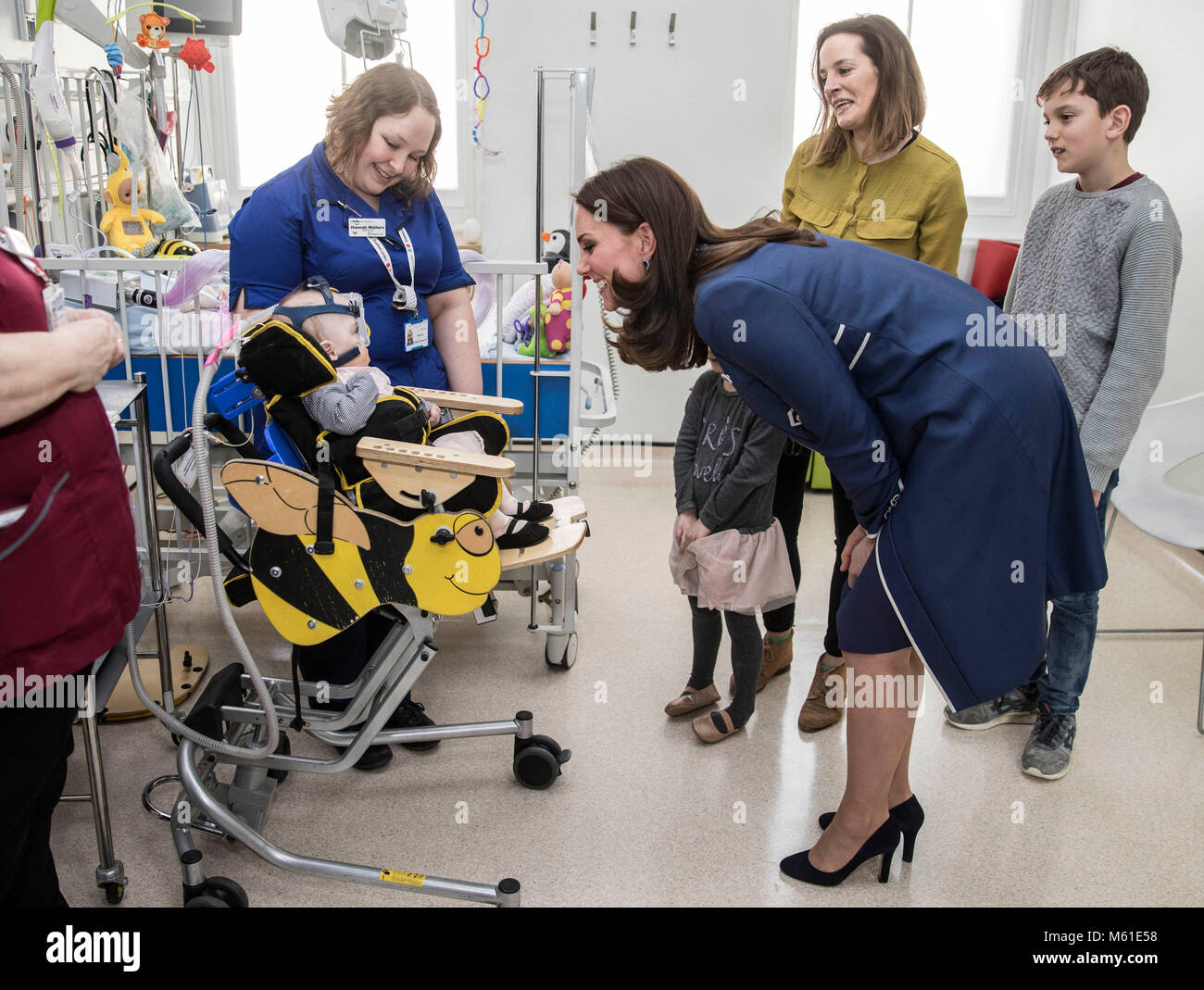 Die Herzogin von Cambridge entspricht zehn Monate alten Amara Kedwell - Parsons, die vorzeitig geboren war und ist ein Patient auf die Kinder "Snow Leopard" Station bei einem Besuch in St Thomas' Hospital, London, offiziell eine Kampagne Pflege weltweit zu fördern. Stockfoto