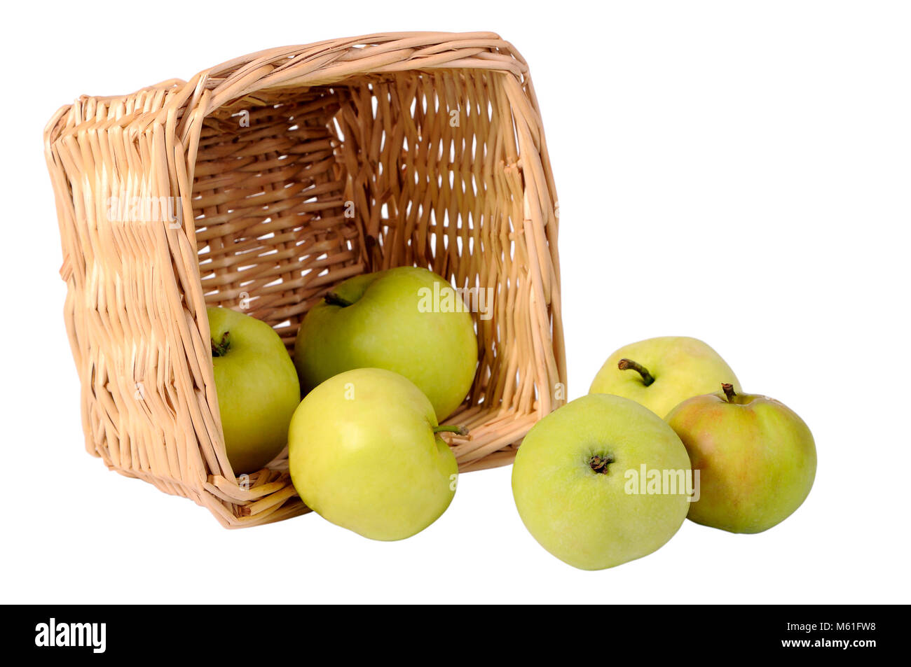 Grüne Äpfel und Korb, auf einem weißen Hintergrund isoliert Stockfoto