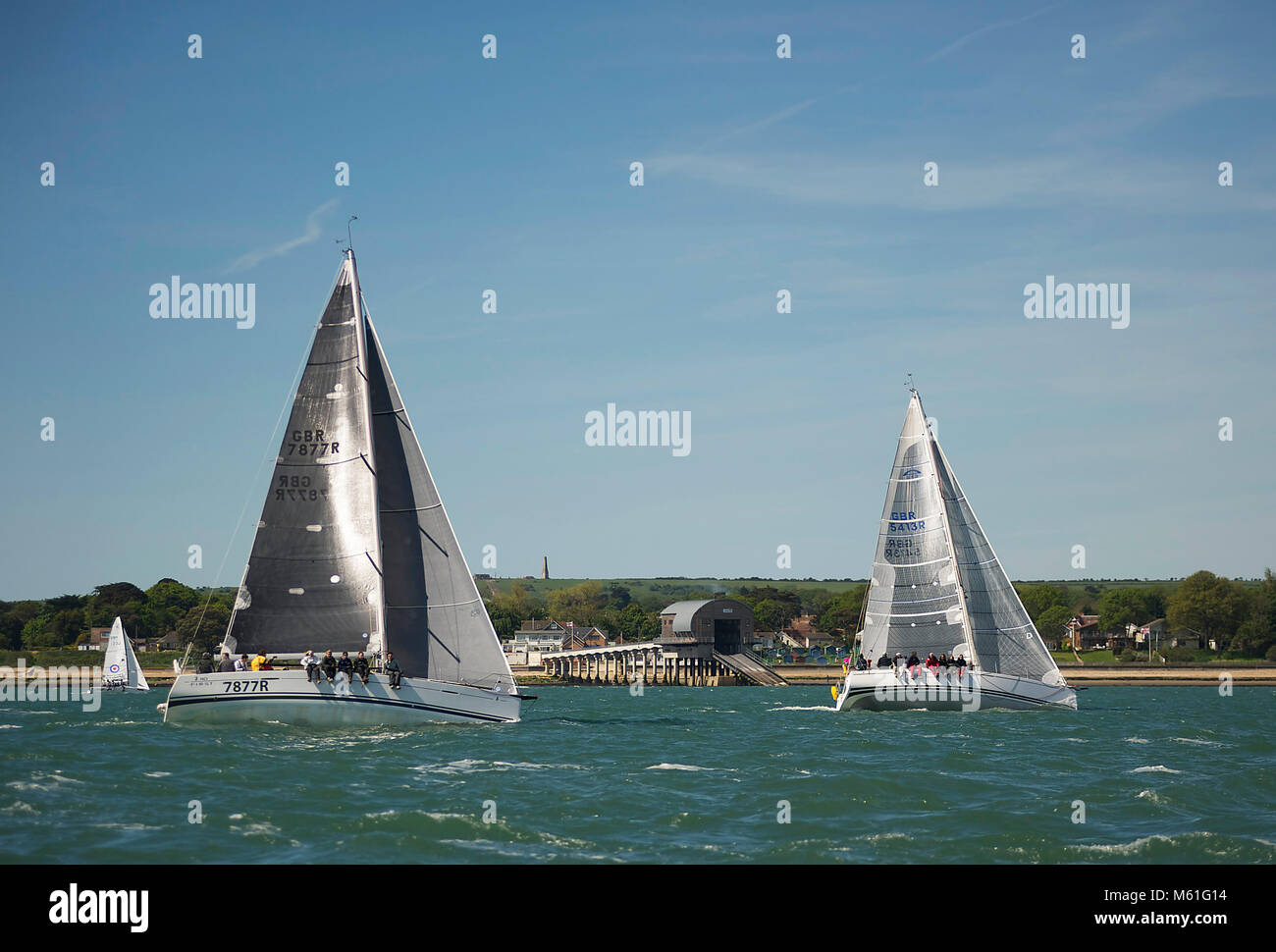 Tilt & Arc de Mer passieren vor der Rettungsbootstation Bembridge während des Round the Island Race 2013. Der Beneteau First 40 Tilt belegte den 7. Platz in der Klasse. Stockfoto