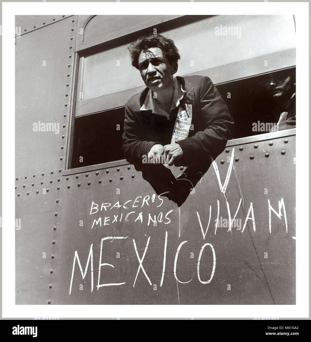 Weltkrieg Homefront Ära 1940 mexikanische Einwanderer in den USA. Ein mexikanischer Arbeiter kommt in den USA während der frühen Tage der Einwanderung Bracero Programm in diesem 1942 Bild Stockfoto