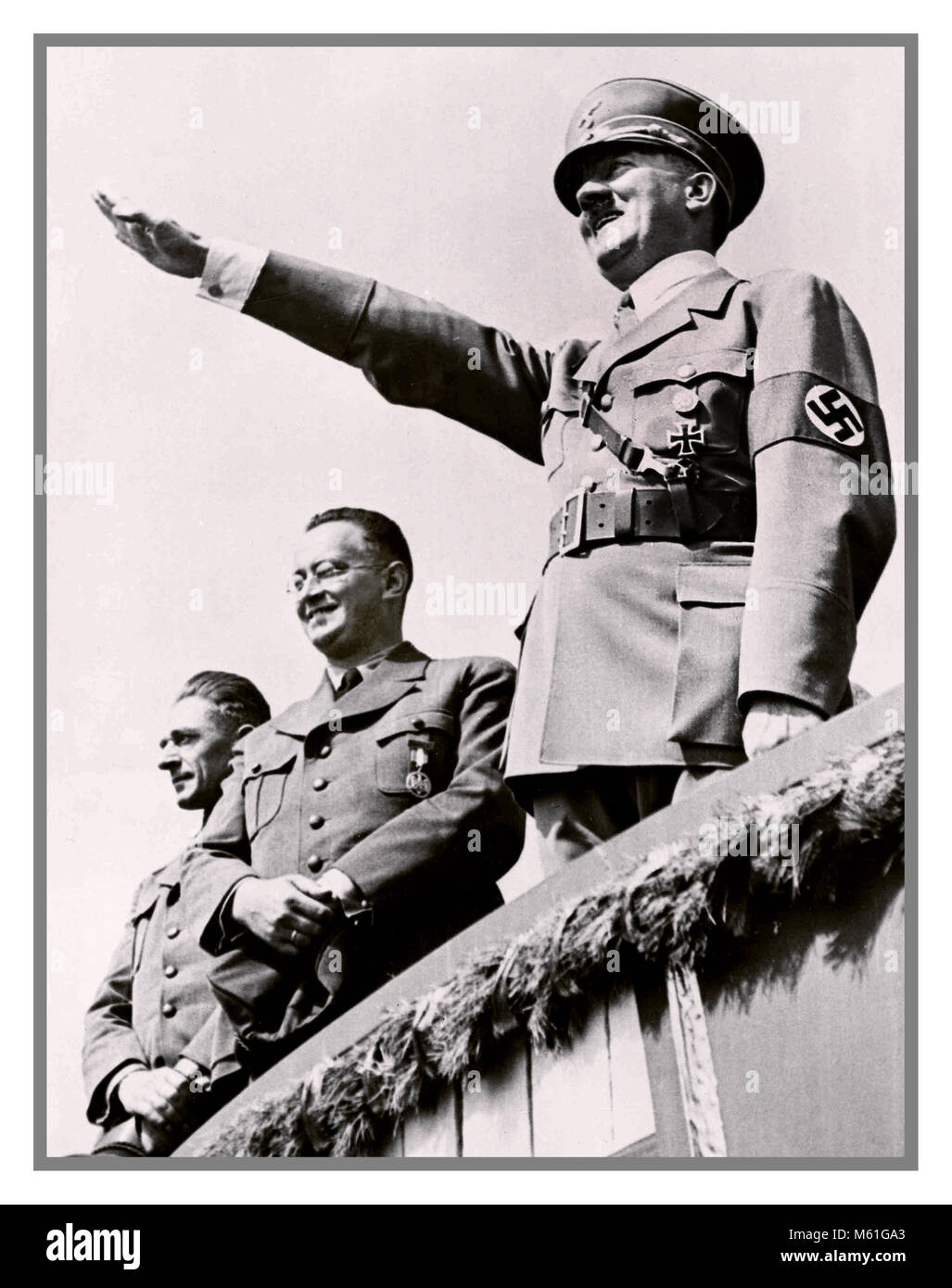 31. Juli 1938, Reichskanzler Adolf Hitler begrüßt eine riesige Masse an einem Sport Tagung in Breslau, Deutschland. Stockfoto