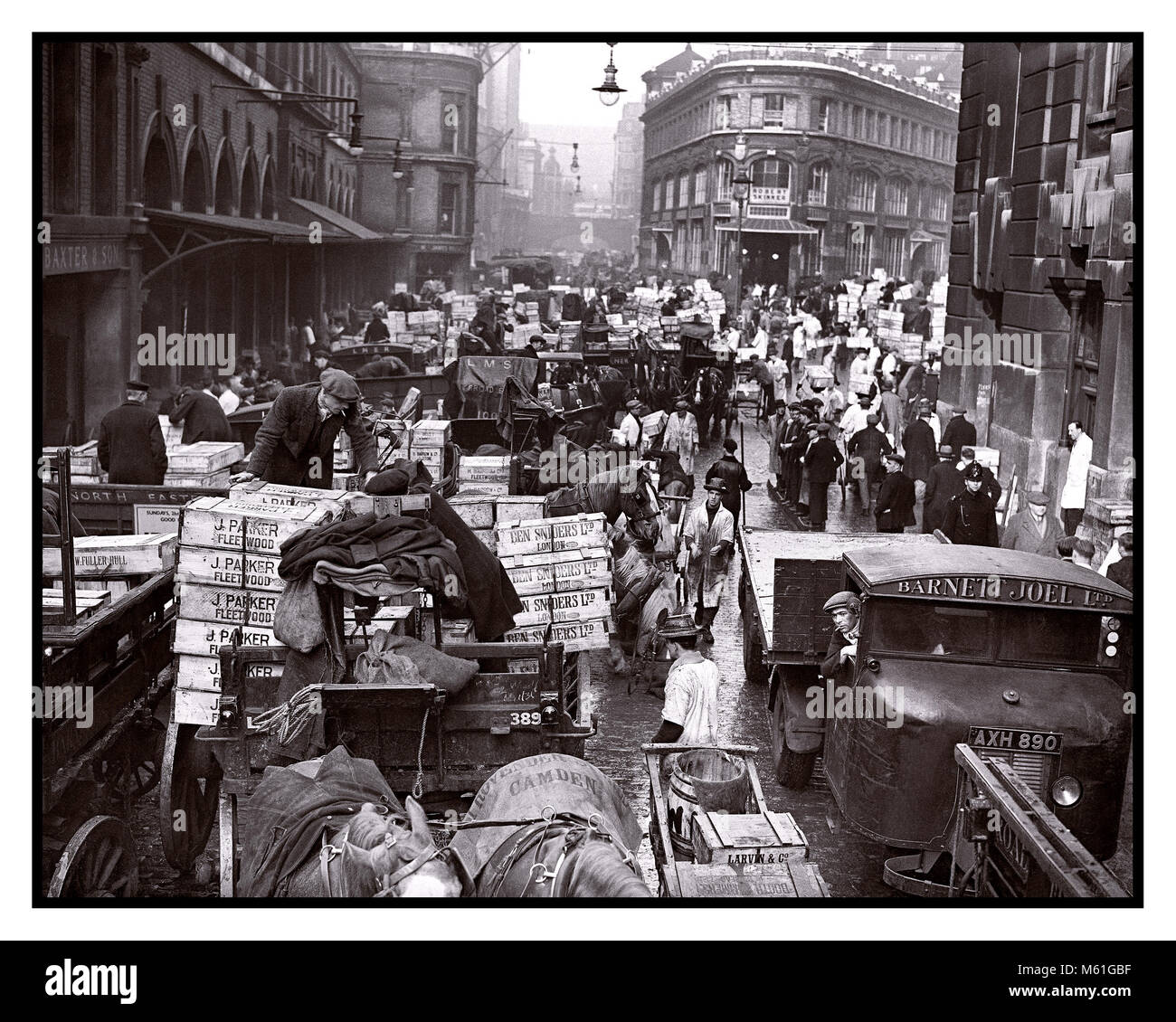 Jahrgang 1930 der Londoner Markt Billingsgate Fish Market belebten Straße Szene aus einer Vielzahl von Sammlungen und Lieferungen London 1937 Stockfoto
