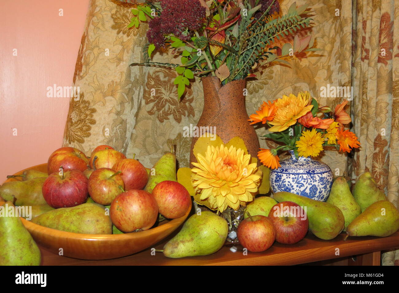 Eine Anzeige der Herbst Obst und Blumen aus dem Garten geerntet Stockfoto