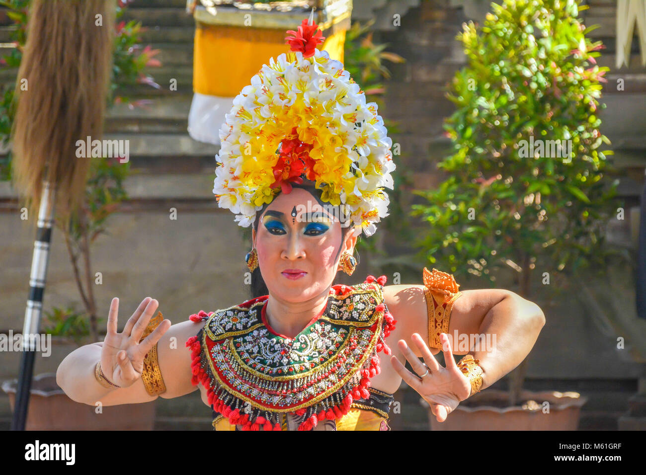 Balinesischen einheimischen Durchführung Barong, ein mythischer lion Kreatur an einer traditionellen Zeremonie in Bali. Stockfoto