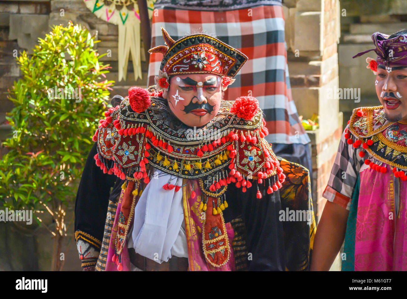 Balinesischen einheimischen Durchführung Barong, ein mythischer lion Kreatur an einer traditionellen Zeremonie in Bali. Stockfoto