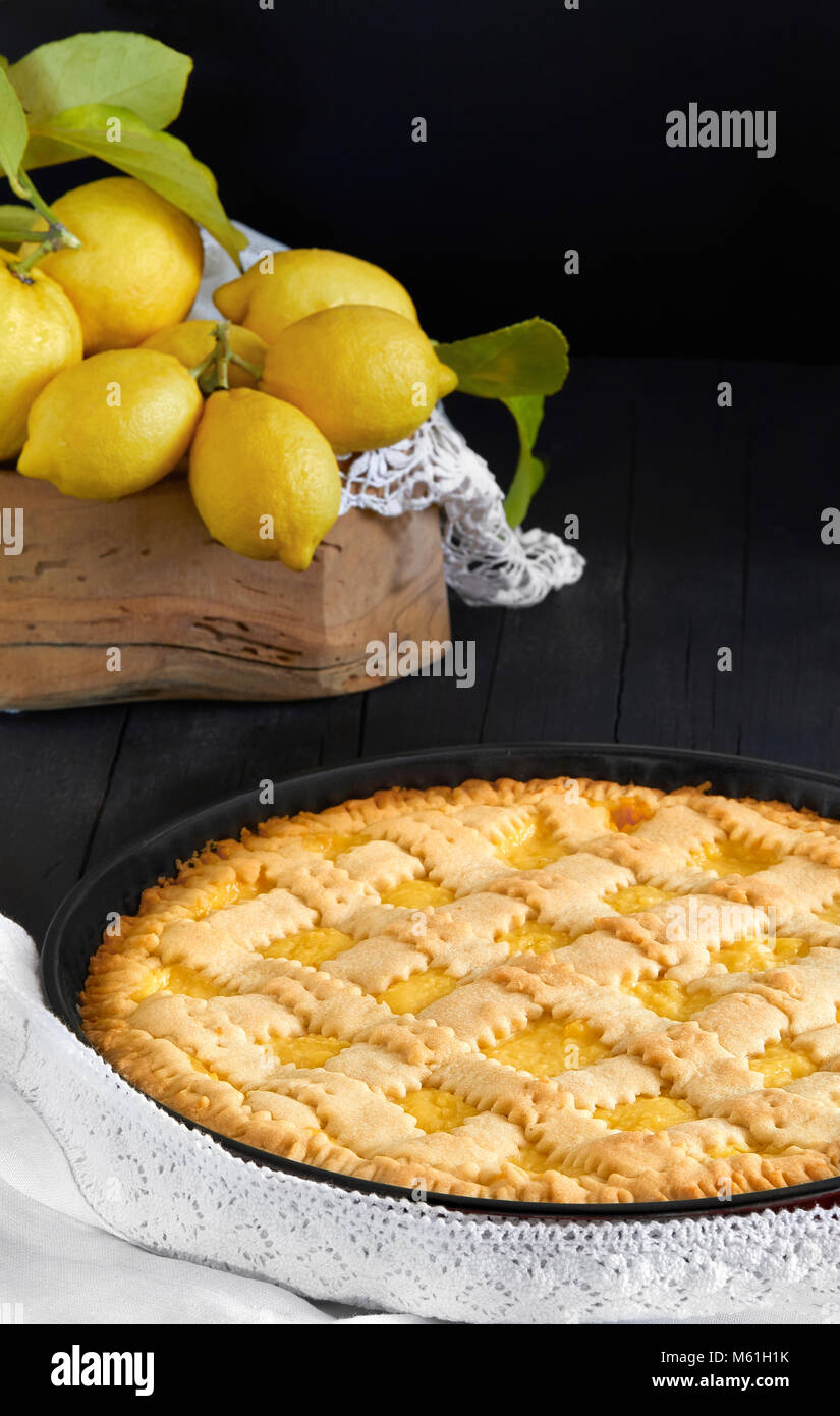 In der Nähe der Pfanne mit italienischen Lemon Pie, crostata, mit Shortbread und Zitronencreme. Stockfoto