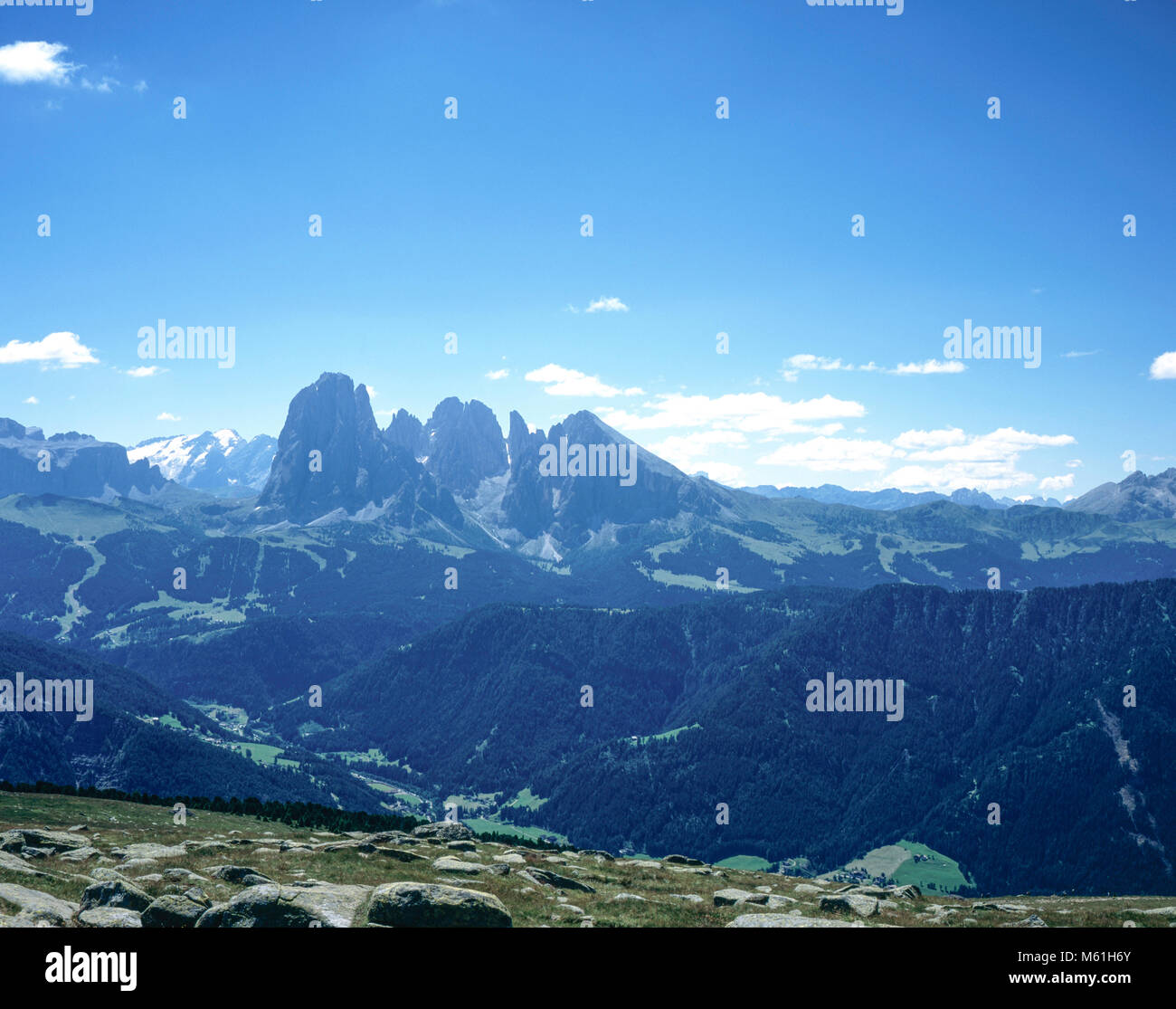 Der Langkofel Plattkofel Gruppo delle Sella und Marmolada Gletscher aus der Raschötz über dem Val Gardena Sommer Dolomiten Italien Stockfoto
