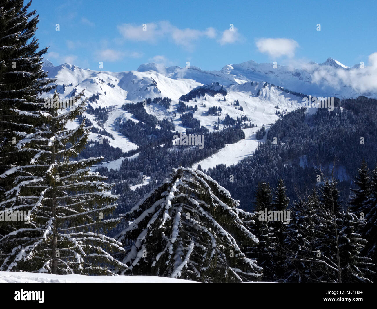 Ein Blick auf die Les Gets Skigebiet der Portes de Soleil Ski Resort in der Region Haute Savoie der Französischen Alpen Stockfoto