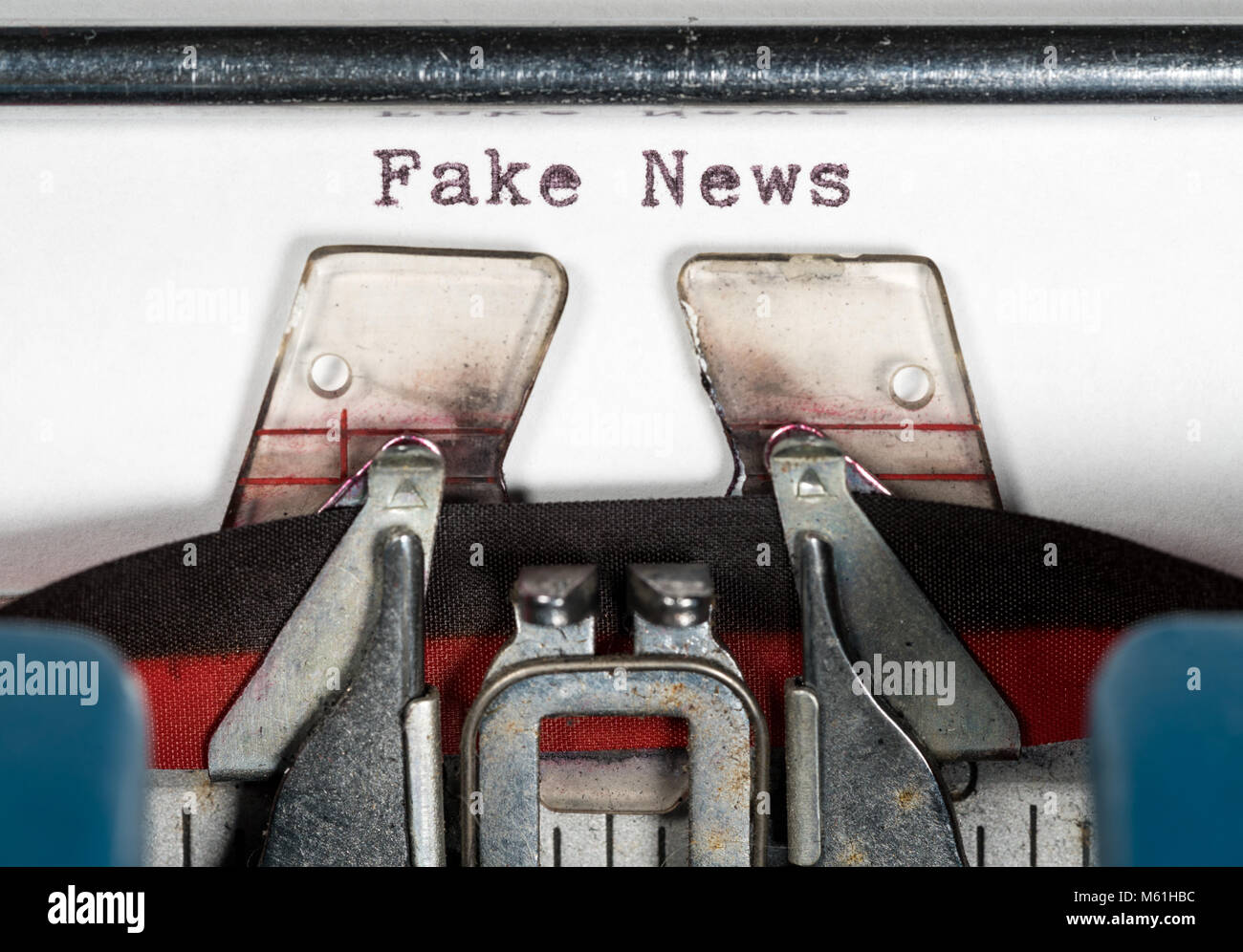 Makro Detail der gefälschten Nachrichten auf elektrische Schreibmaschine mit Band Stockfoto