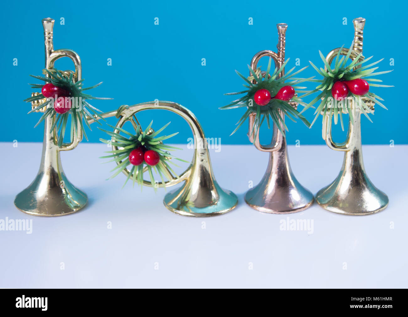 Die drei Trompeten und Horn festlich mit einem blauen Hintergrund eingerichtet. Weihnachten noch Leben für Musiker. Stockfoto