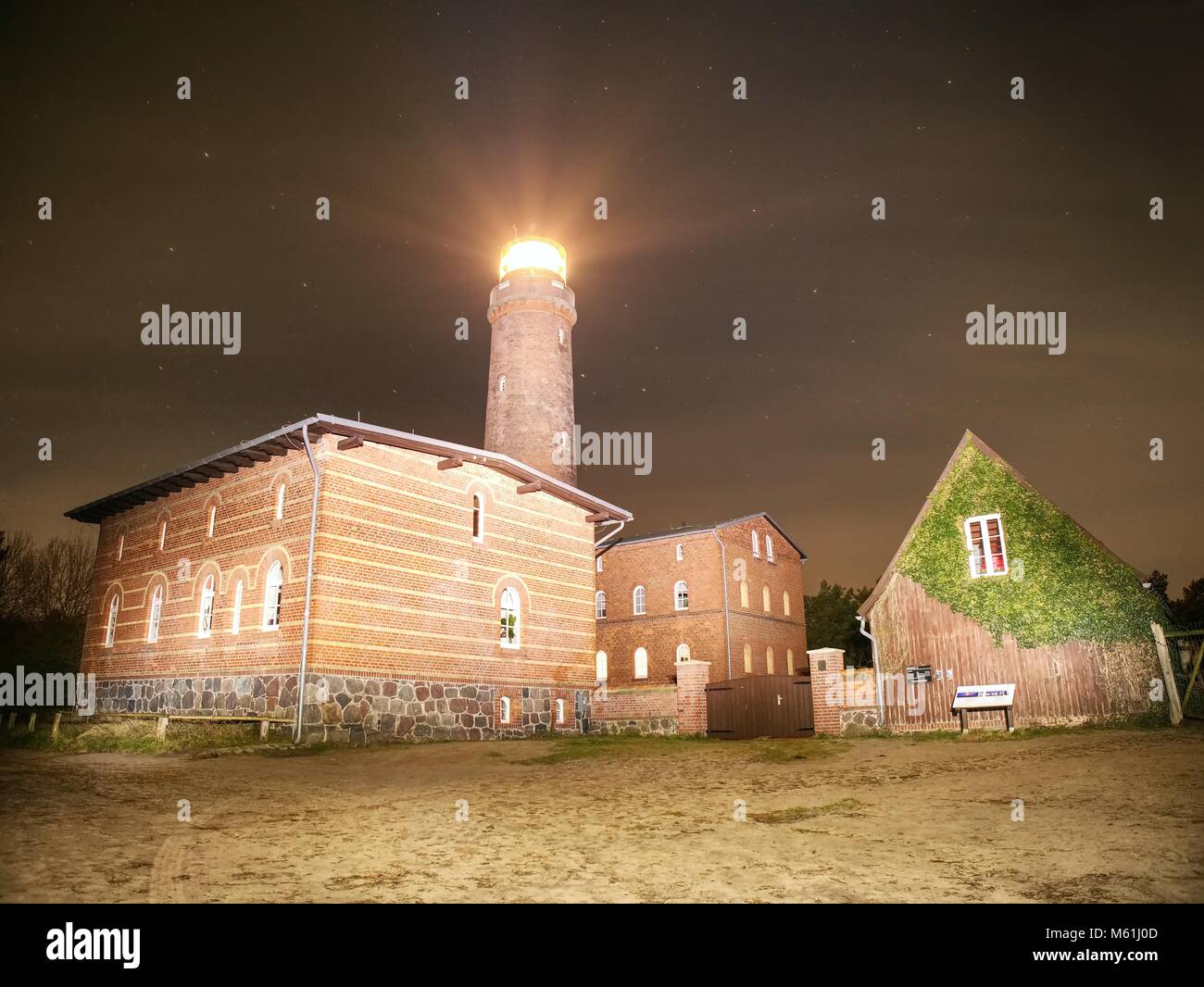 Leuchtturm Darßer Ort strahlt in der dunklen Nacht. Nationalpark bei Prerow, Ostsee, Mecklenburg-Vorpommern, Deutschland Stockfoto