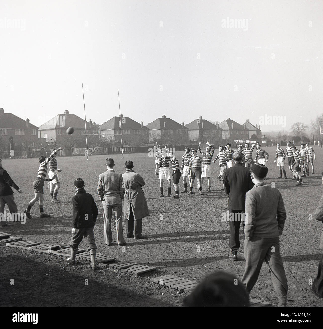 1950, historische, ein Line-out in einem Laienhaften Rugby Union überein, England, der Sport der Rugby Union, offiziell im Jahr 1871 gegründet, war eine beliebte soziale Aktivität für Männer in dieser Zeit und war eine streng 'Amateur' Spiel, bis 1995, wenn es erklärt wurde, 'Öffnen' und auf der obersten Ebene professionell geworden. Stockfoto