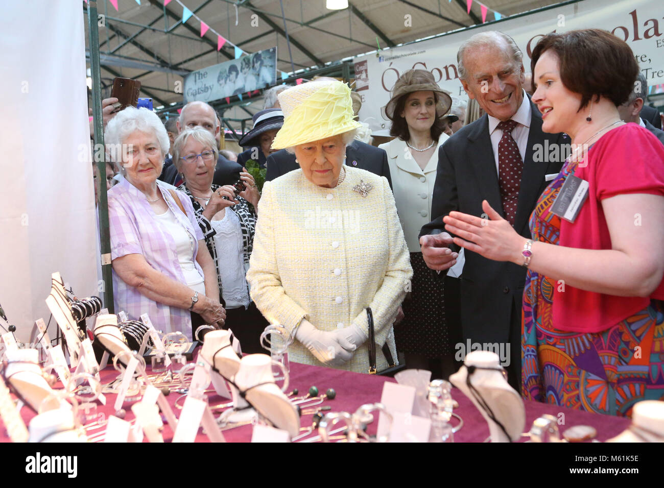 Die britische Königin Elizabeth II. und der Herzog von Edinburgh chat Inhaber auf den Abschaltdruck gebracht wird, der, wie Sie Touren St. Georges Markt in Belfast, Dienstag, Juni 24th, 2014. Die Königin ist auf einer 3-tägigen Tour von Nordirland. POOL Foto/Paul McErlane Stockfoto