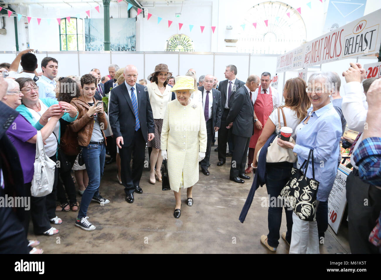 Lokale Leute klatschen wie die britische Königin Elizabeth II. und der Herzog von Edinburgh Tours St. Georges Markt in Belfast, Dienstag, Juni 24th, 2014. Die Königin ist auf einer 3-tägigen Tour von Nordirland. POOL Foto/Paul McErlane Stockfoto