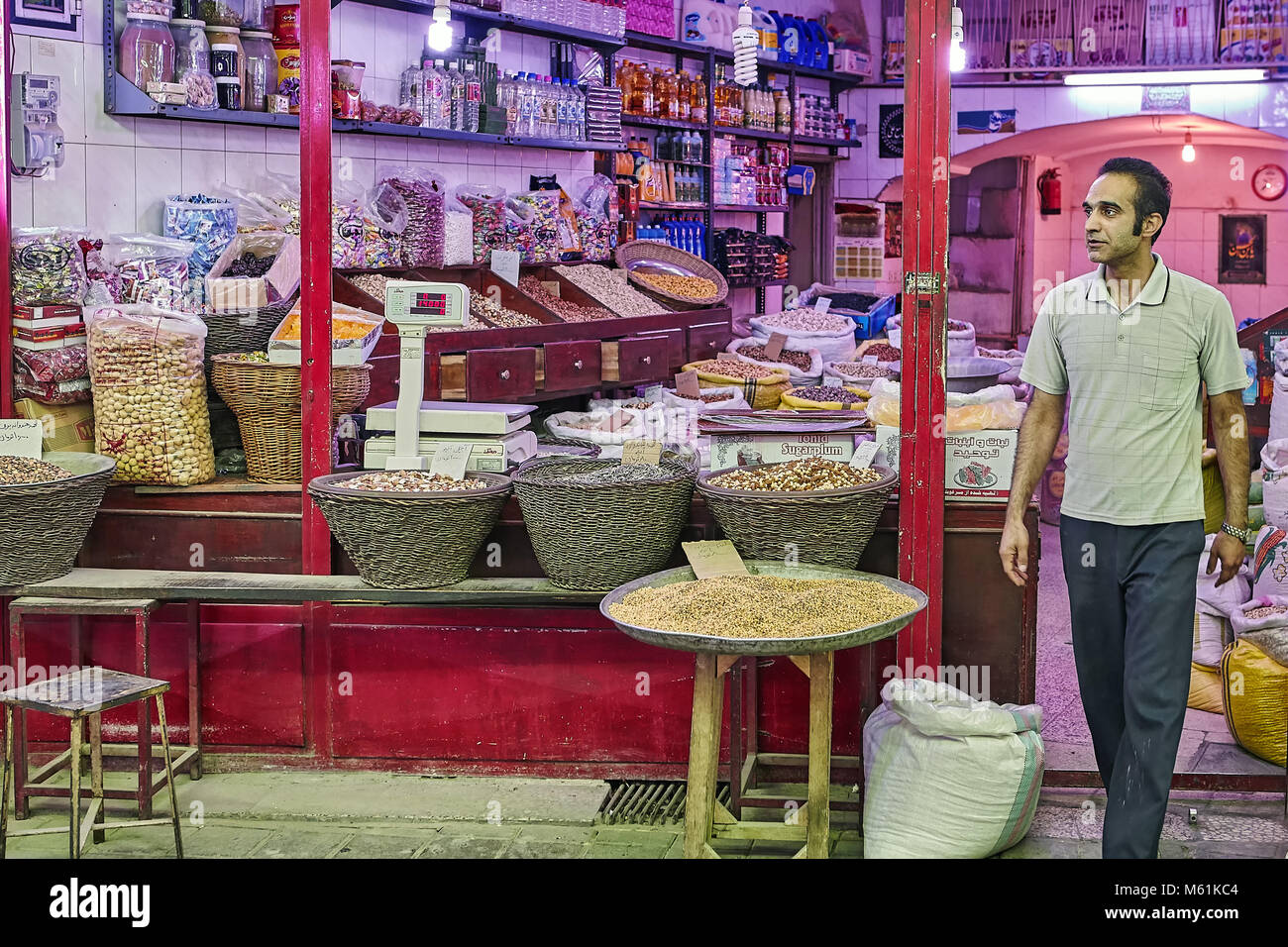Kashan, Iran - 25. April 2017: Iranische Lebensmittelhändler steht in der Lebensmittelabteilung im östlichen Markt. Stockfoto