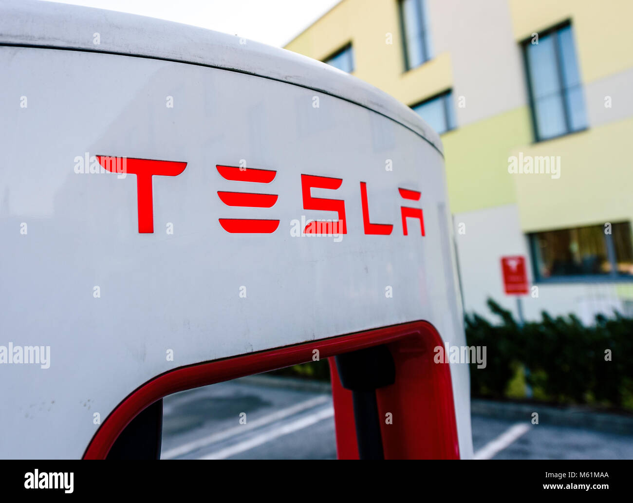 Ljubljana, Slowenien - Januar 23, 2018 Tesla Kompressor Ladestation zum Aufladen von Elektroautos wie Modell S und Modell X elektrische Fahrzeuge. Stockfoto