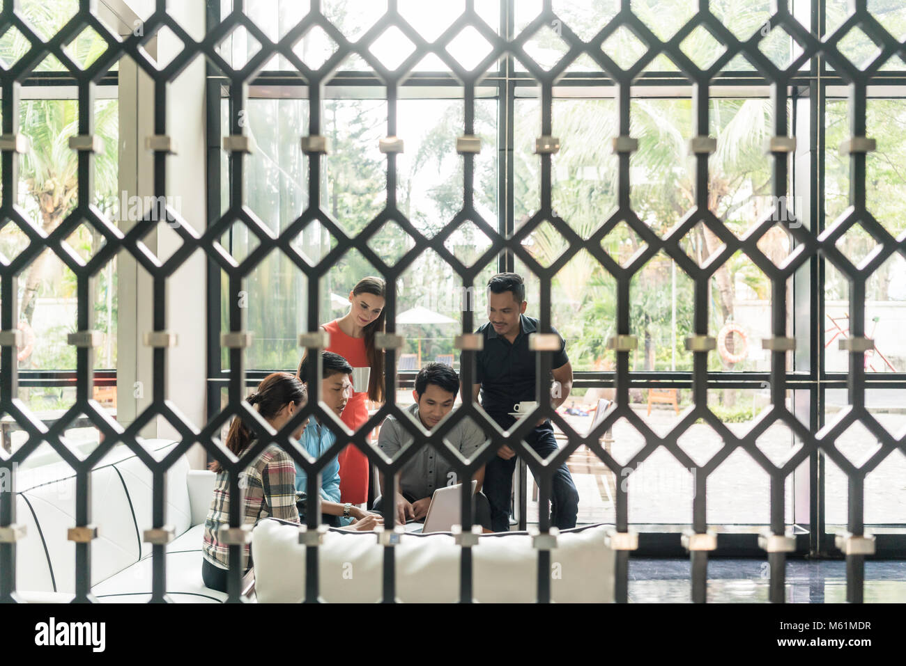 Gruppe von Mitarbeitern Kaffee trinken in der Lounge für ein multinationales Unternehmen Stockfoto