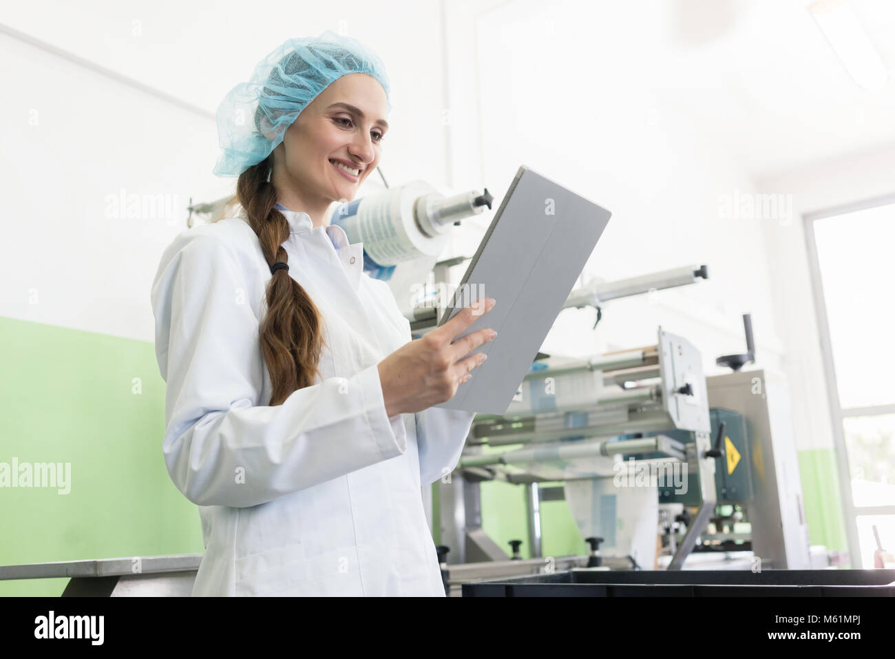 Frau Experten Analyse von Informationen über Tablet während der Arbeit Stockfoto