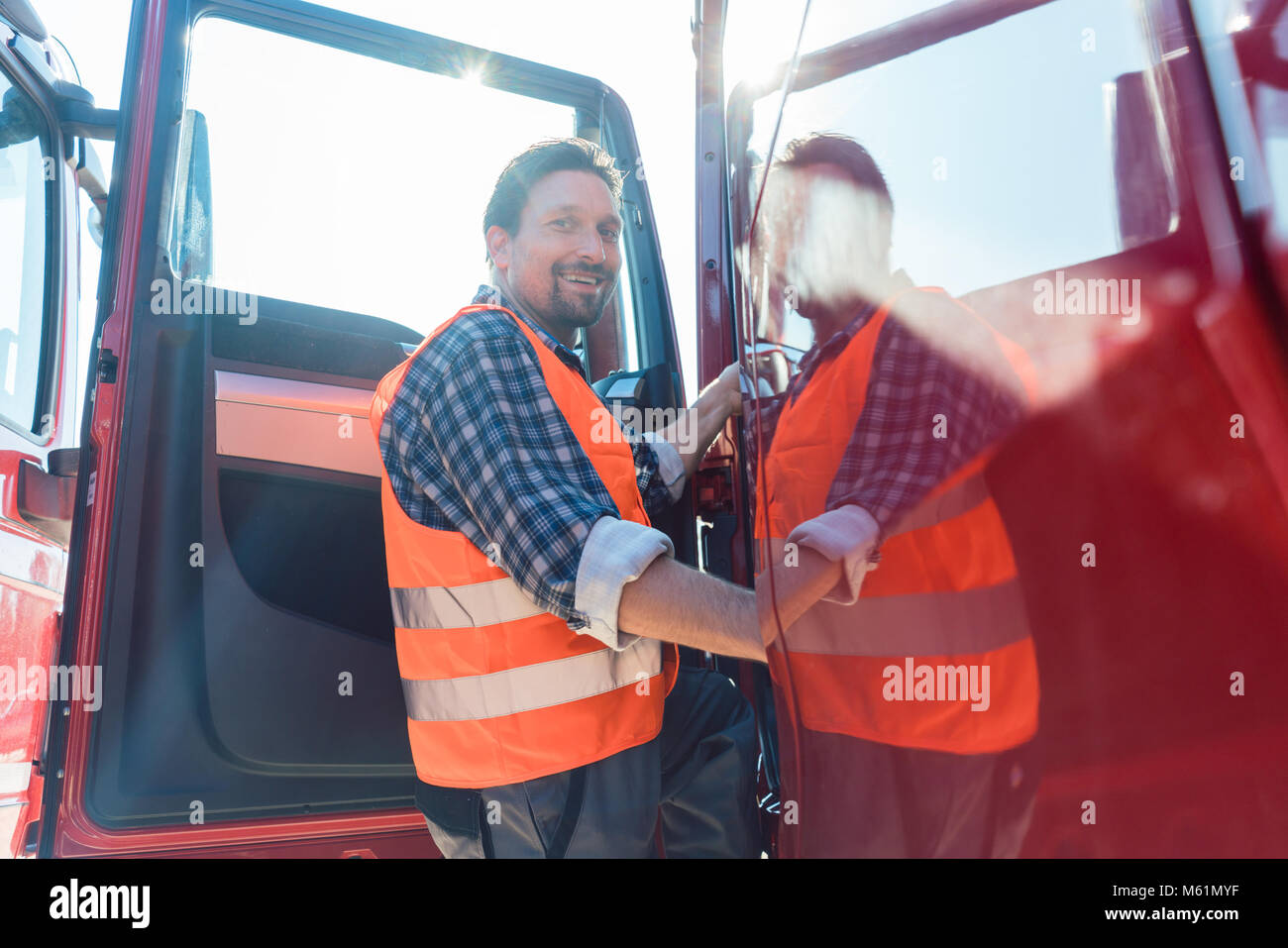 Lkw-Fahrer vor der Langstrecke Lkw Stockfoto