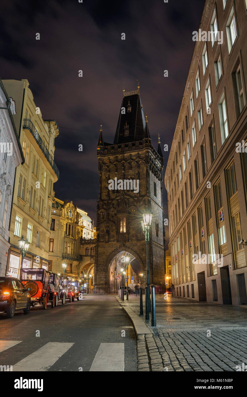 Pulverturm in der Nacht in Prag, Tschechische Republik Stockfoto