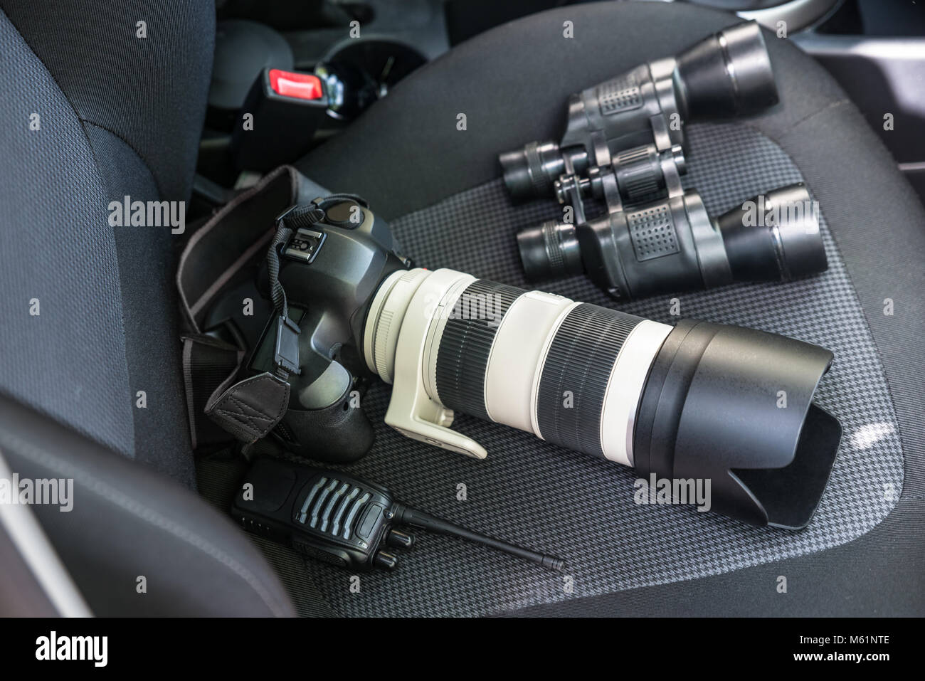 Ansicht von elektronischen Geräten auf Autositz Stockfoto