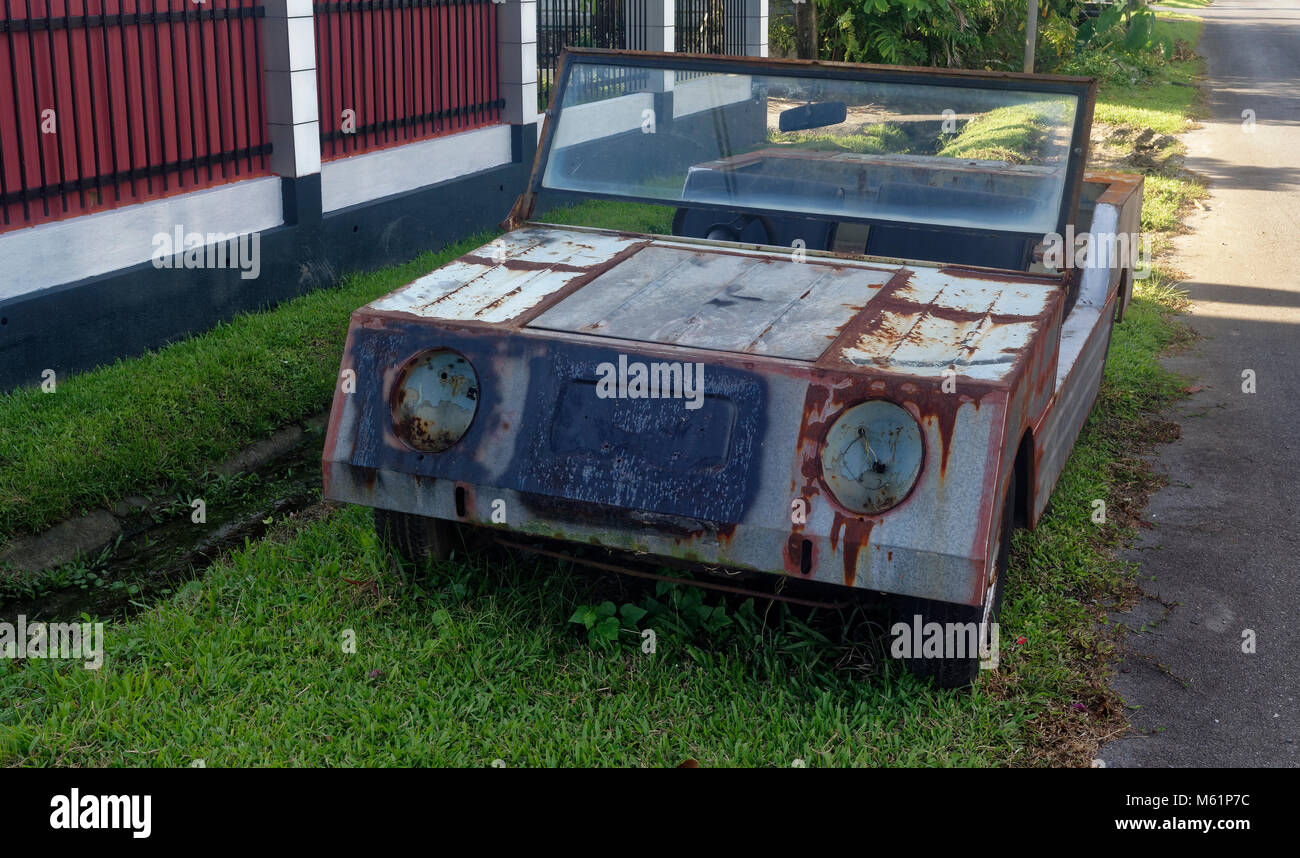 Die rosten Shell eines Jeeps am Straßenrand, Kuching, Sarawak, Malaysia links Stockfoto