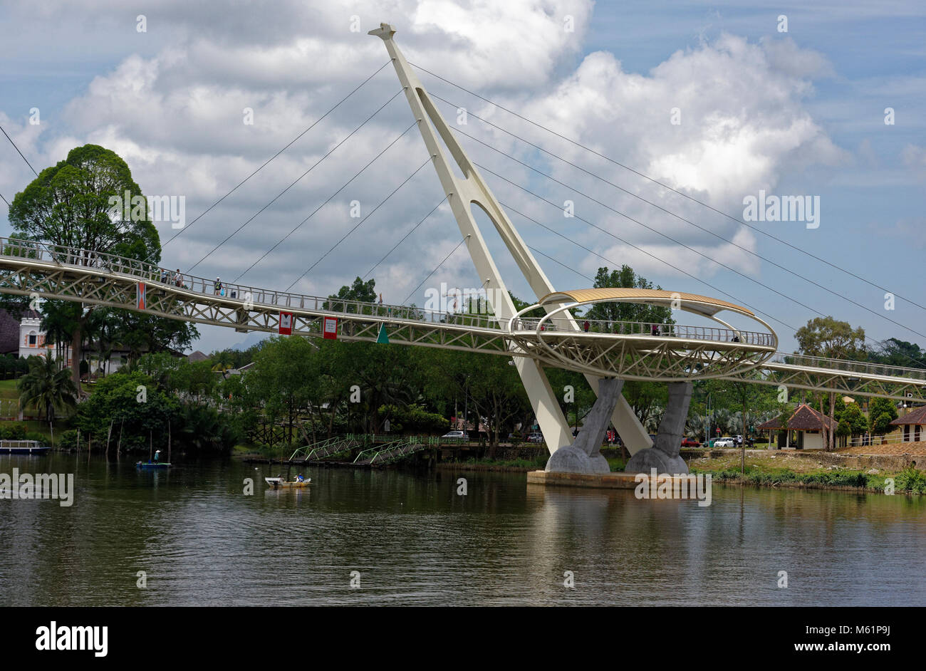 Die Darul Hana Brücke und Dewan Undangan Negeri Sarawak, Legislative Building, Kuching, Malaysia Stockfoto