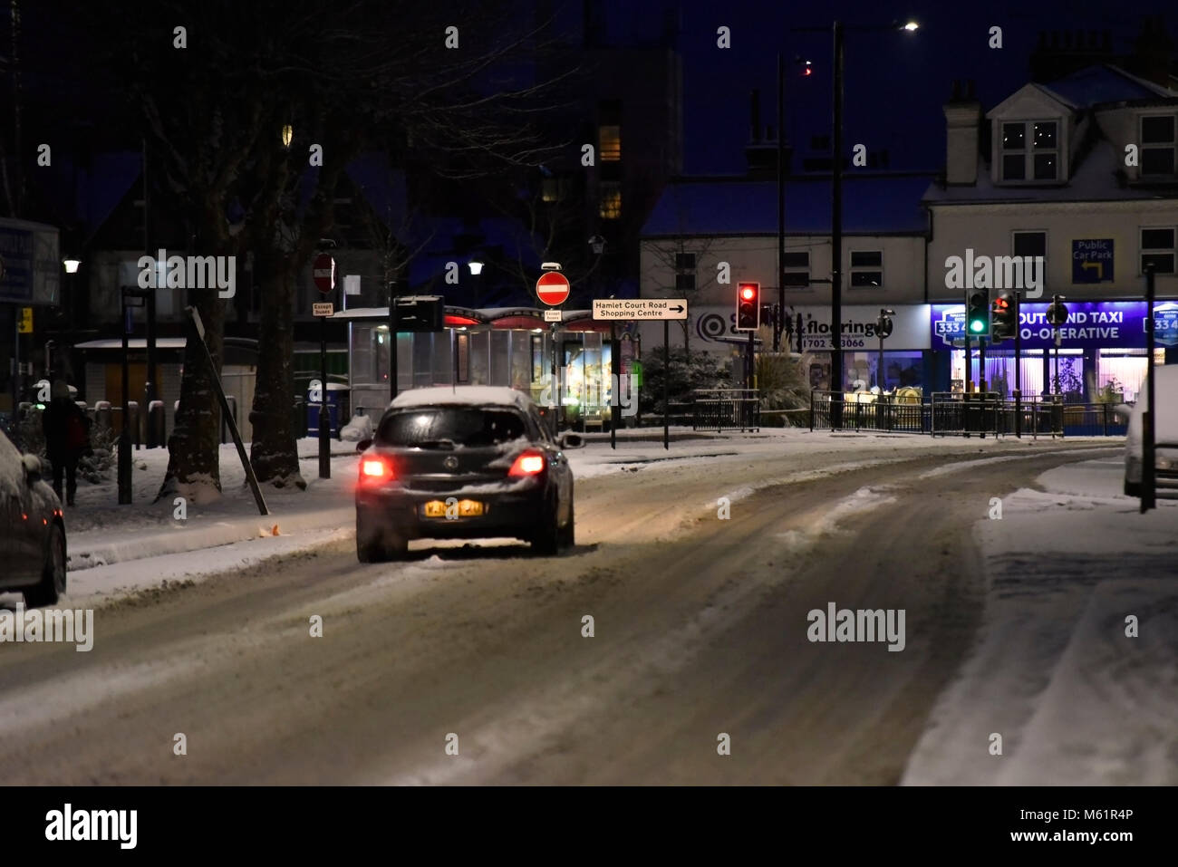 Verschneite Straße mit einem Auto fahren in den frühen Morgenstunden während des Tieres aus dem Osten wetter Phänomen zu Southend. 13 London Road, Westcliff Stockfoto