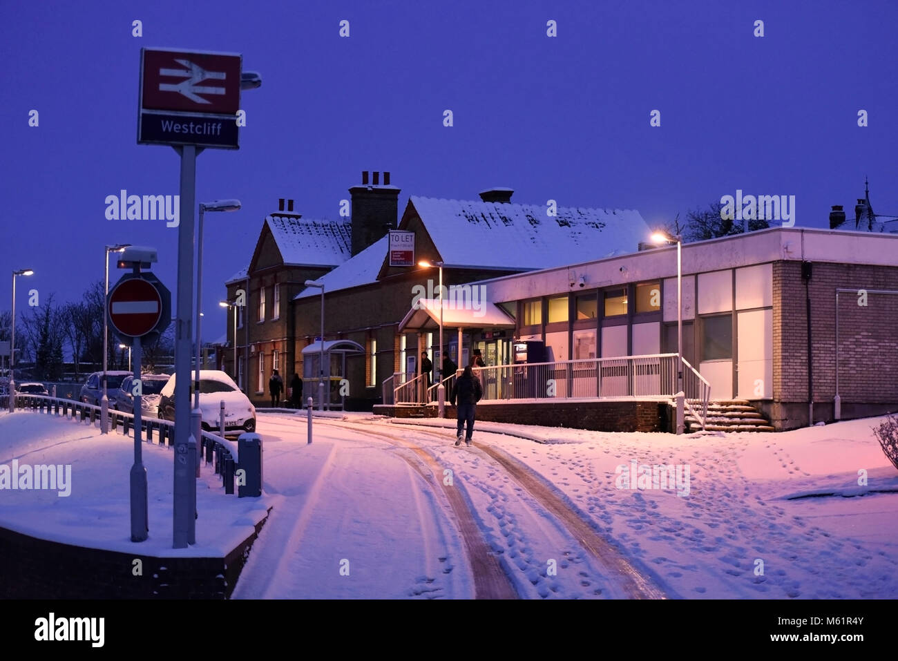 Westcliff Station mit Schnee während des Tieres aus dem Osten wetter Phänomen. Für Ankunft am frühen Morgen Züge nach London Stockfoto