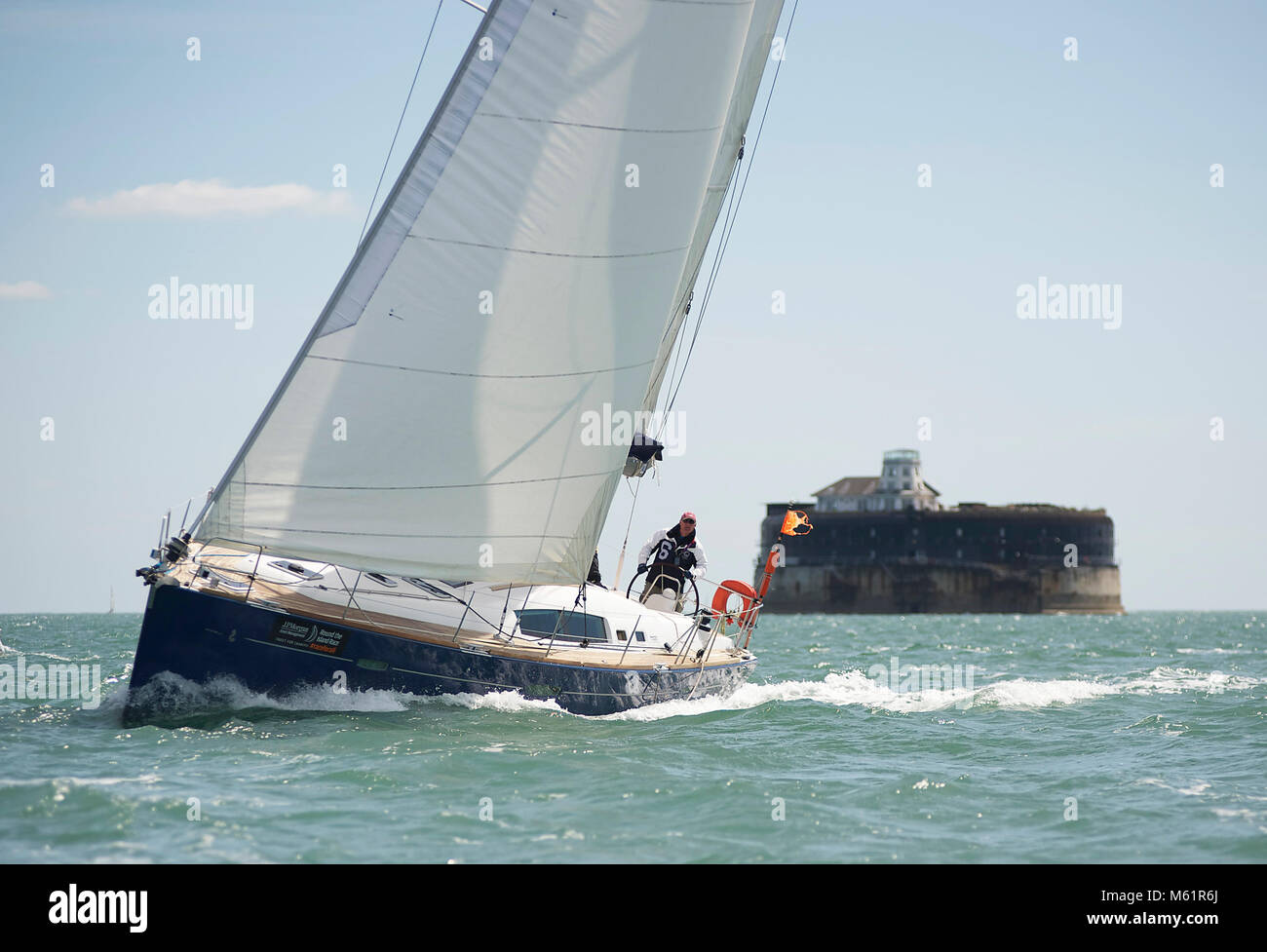 Alcibiades II vor No-man's-Land Fort während des Round the Island Race 2013. Die Beneteau Oceanis 50 kam auf Platz 8 von 41 Booten in der ISC Division 4A Stockfoto