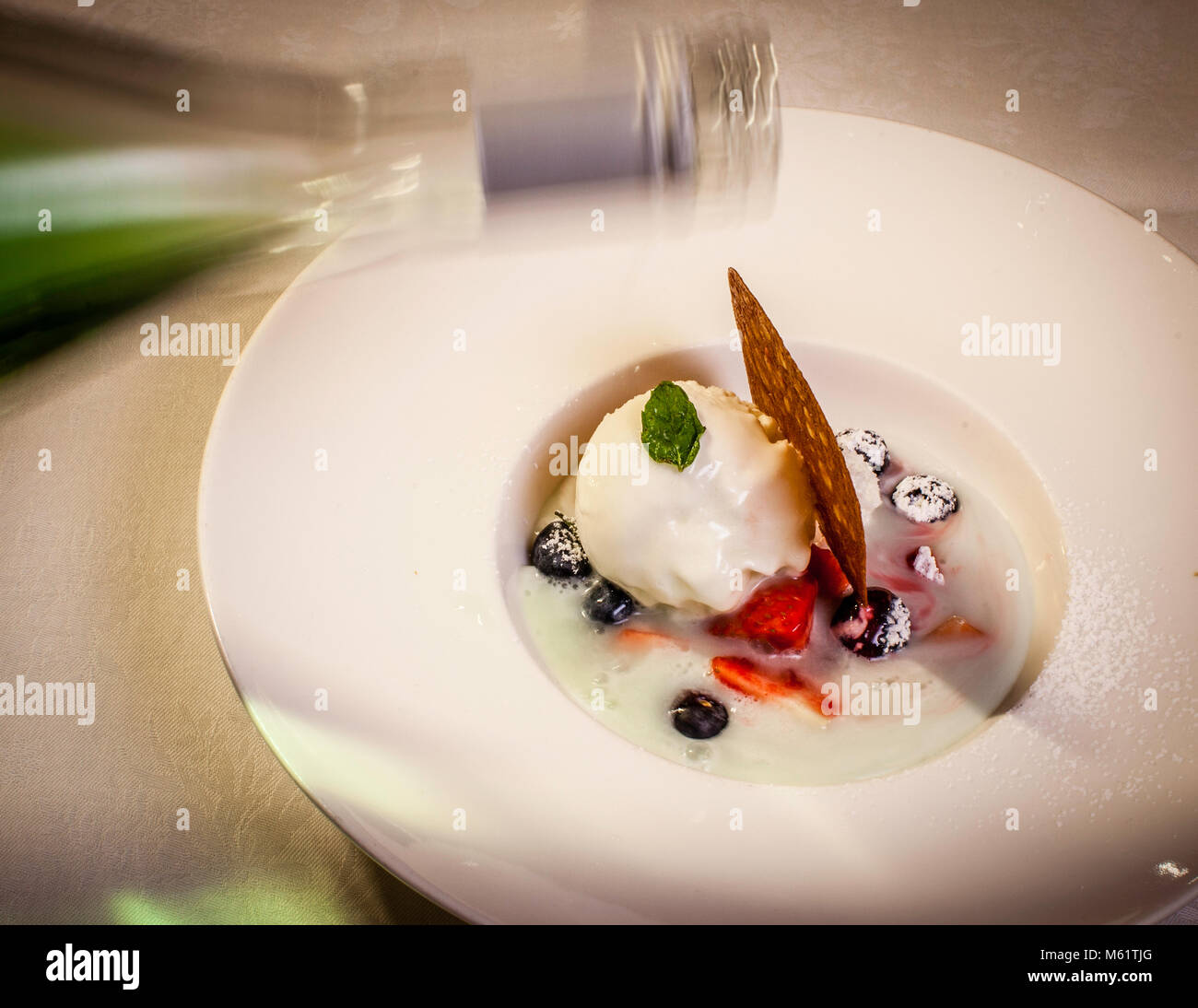 Gourmet-Gericht im Hotel Schiff in Hittisau, Österreich. Hausgemachtes Joghurt-Eis mit Alpcider, einem österreichischen Apfelwein mit alpinen Kräutern und Zitrone Stockfoto
