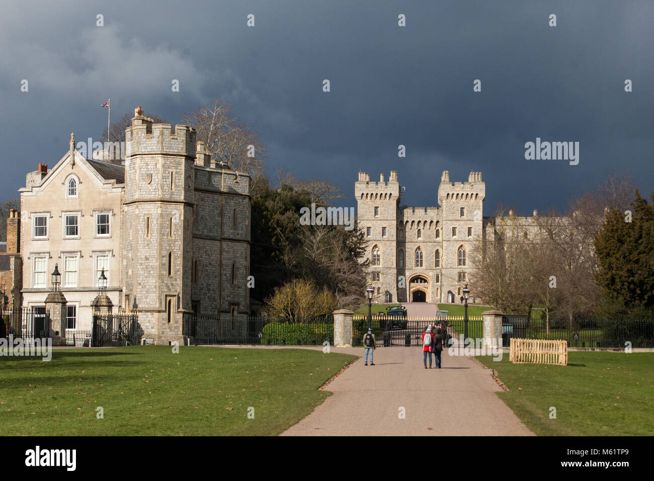 Windsor, Großbritannien. 27. Februar, 2018. Helles Sonnenlicht auf Schloss Windsor, das George IV Gateway und dem langen Spaziergang im Windsor Great Park vor dem Hintergrund Stockfoto