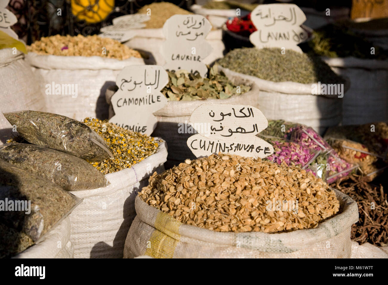 Ihrs und Gewürze sind für den Verkauf in der Medina von Marrakesch, Marokko. Stockfoto