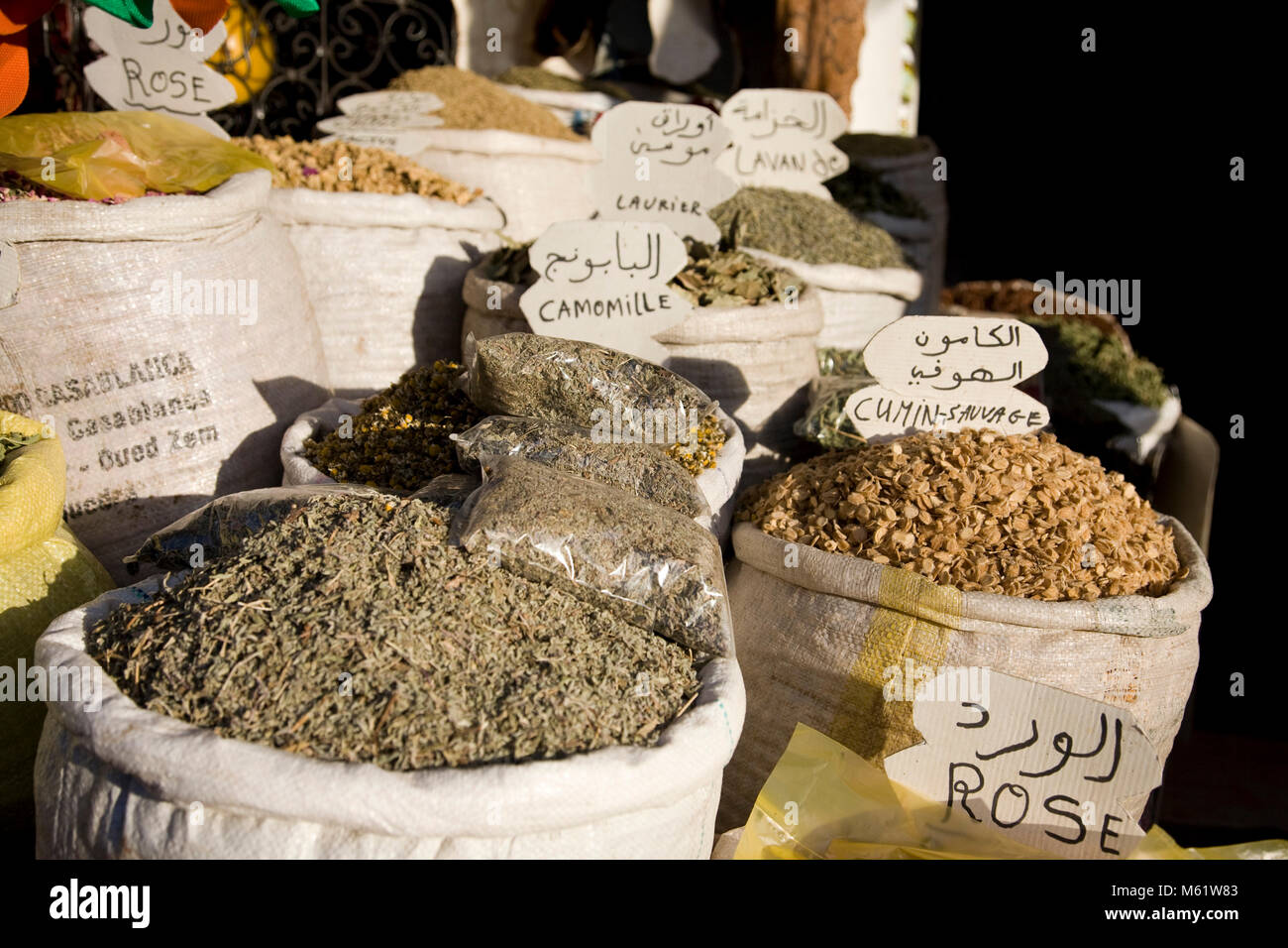 Ihrs und Gewürze sind für den Verkauf in der Medina von Marrakesch, Marokko. Stockfoto