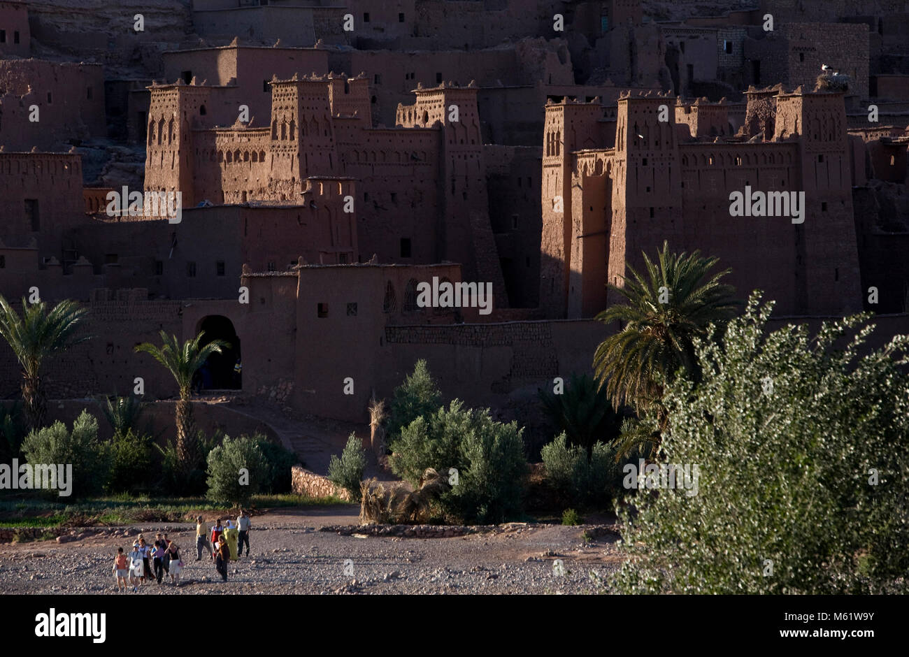 AIT BENHADDOU, Marokko; das Dorf und die Kasbah von Ait Benhaddou im südlichen Marokko ist eine historische Festungsstadt, die in zahlreichen Fei verwendet wurde Stockfoto