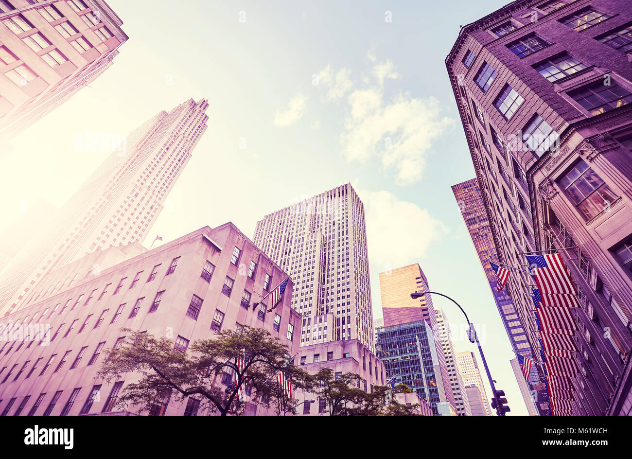 Blick auf Manhattan Gebäude bei Sonnenuntergang, Farbe getonte Bild, New York City, USA. Stockfoto