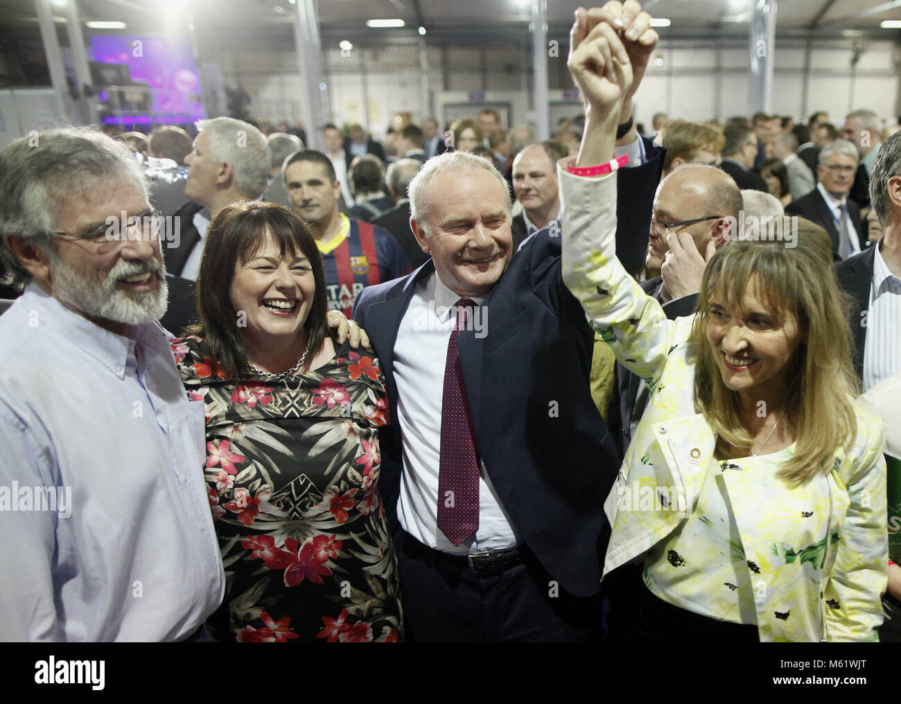 Sinn Feins Martina Anderson, Mitte feiert mit Partei Mitglieder Michelle Gildernew, rechts, und Martin McGuinness, Links, nach der Abstimmung beim Kings Hall zählen Center, Belfast, Nordirland, Montag, 26. Mai 2014. Anderson überstieg die Umfrage bei den Europawahlen für Nordirland, Sie 159,813 Stimmen abgefragt, schlagen die Quote mit über 3.000 Stimmen die erste von Nordirland MDEP geworden. Foto/Paul McErlane Stockfoto