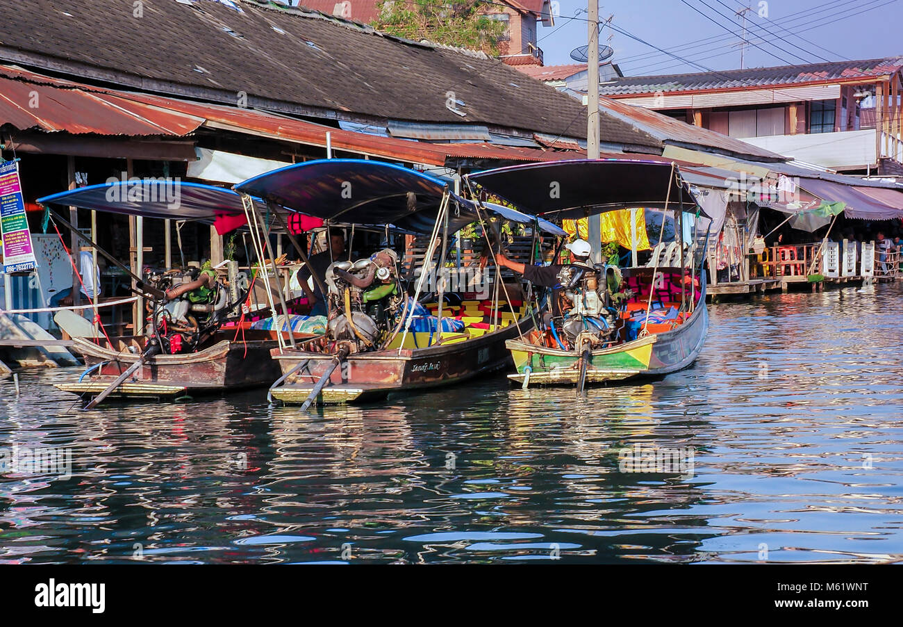 Touristische boote mit großen Motoren warten auf Passagiere am schwimmenden Markt Amphawa in der Nähe von Bangkok, Thailand. Stockfoto