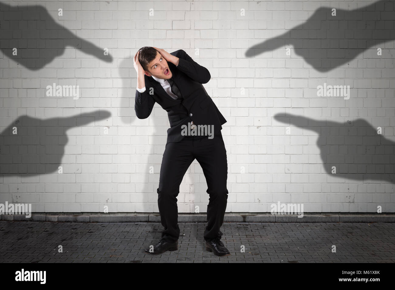 Schatten an der Wand, die in Richtung Angst Geschäftsmann Stockfoto