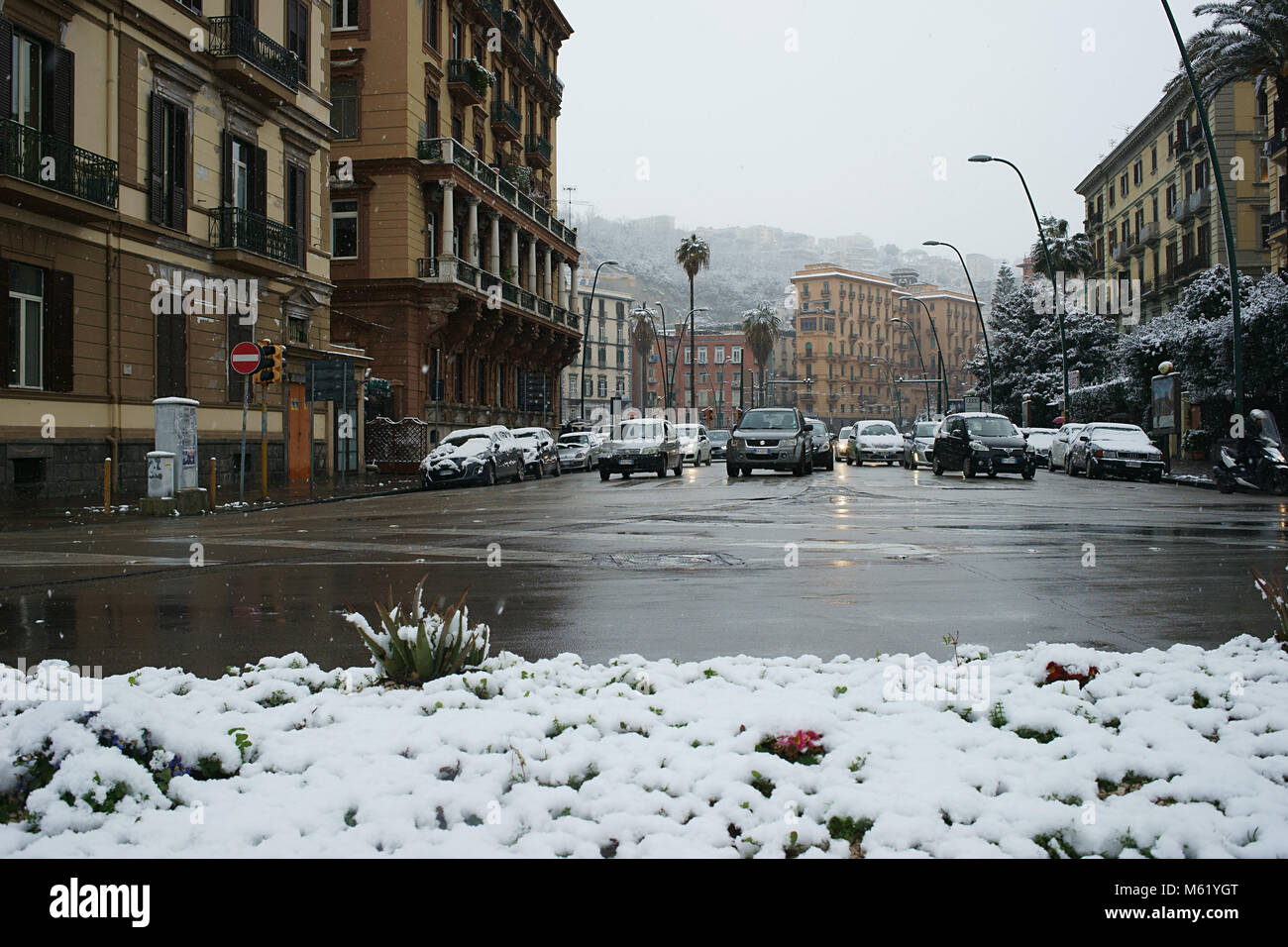 Burian Sturm in Neapel eintrifft, ist die Stadt unter dem Schnee. Piazza Sannazzaro.. 27/02/2018 Stockfoto