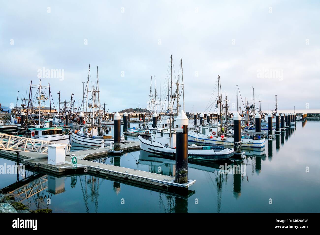 Ein Haufen Fischerboote im Hafen warten auf die nächste Reise nach, wo die Fische sind. Stockfoto