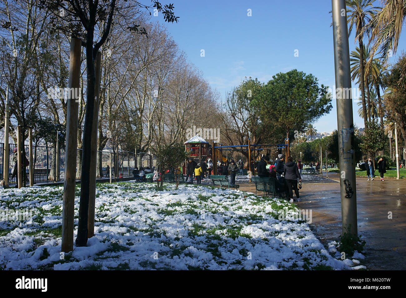 Burian Sturm in Neapel eintrifft, ist die Stadt unter dem Schnee. Villa Comunale. 27/02/2018 Stockfoto