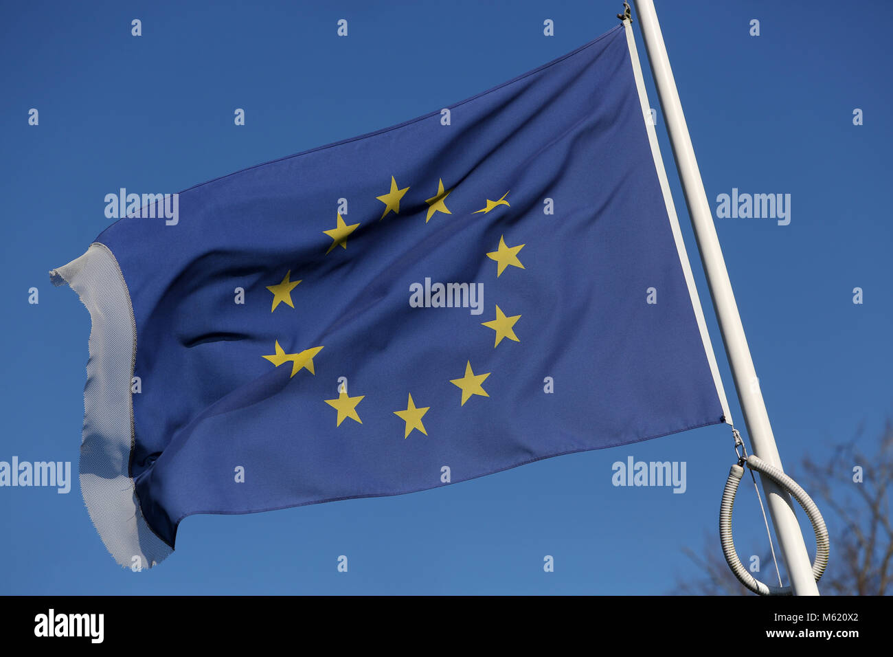 Eine europäische Flagge abgebildet Fliegen in London, UK. Stockfoto