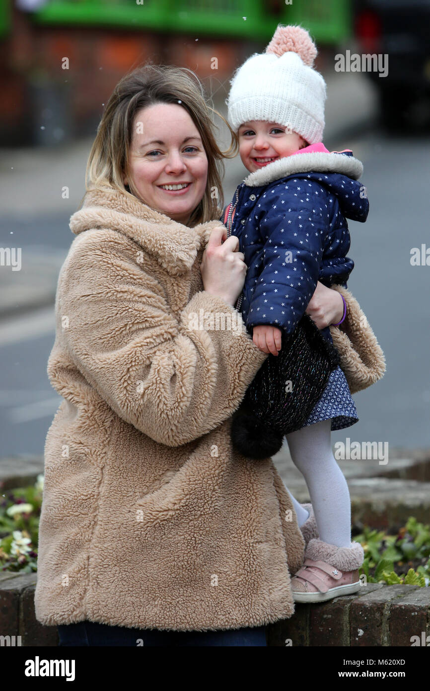 Eine Mutter und Tochter dargestellt in Arundel, West Sussex, UK. Stockfoto